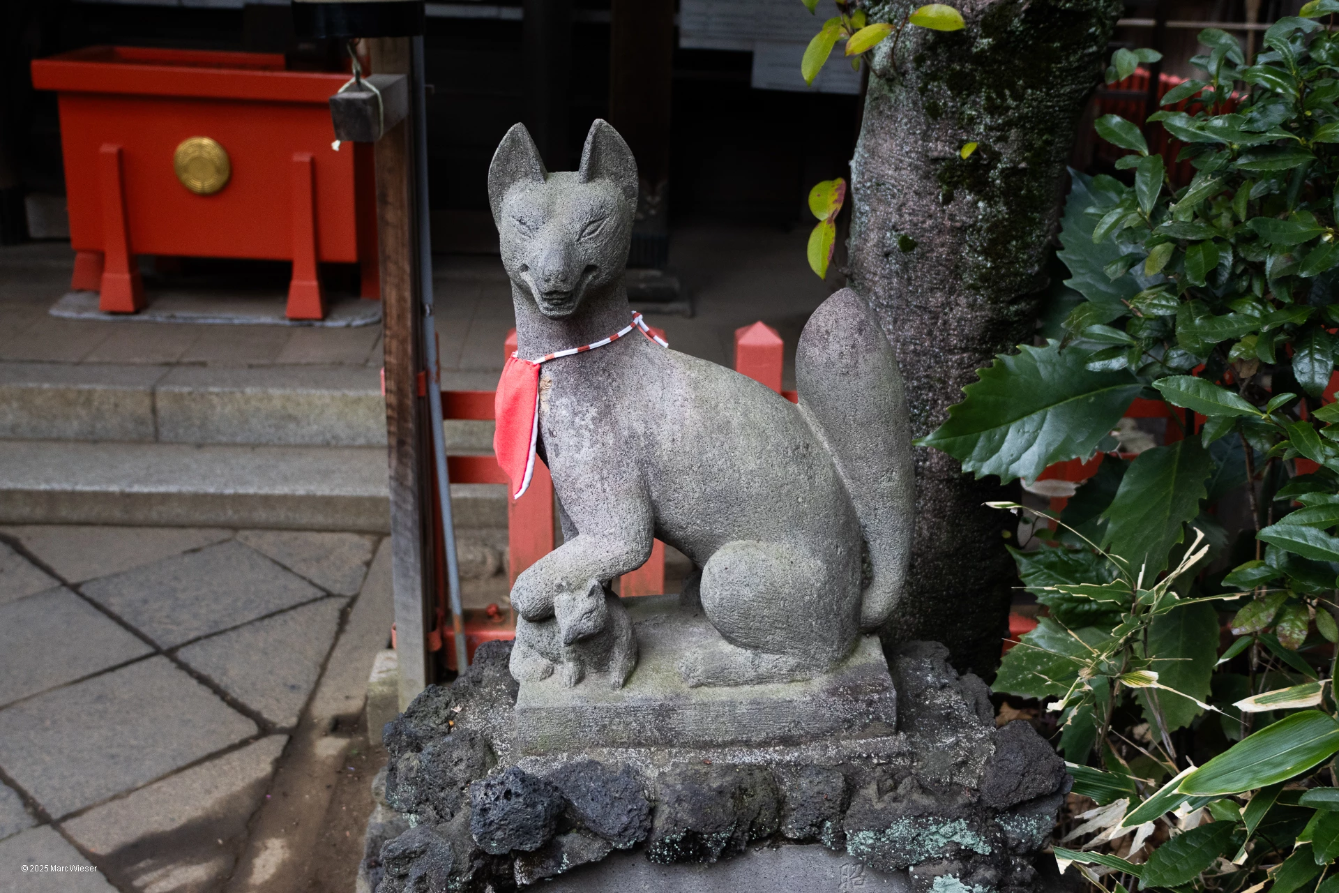 Une statuette représentant un renard, consacré à la divinité Inari