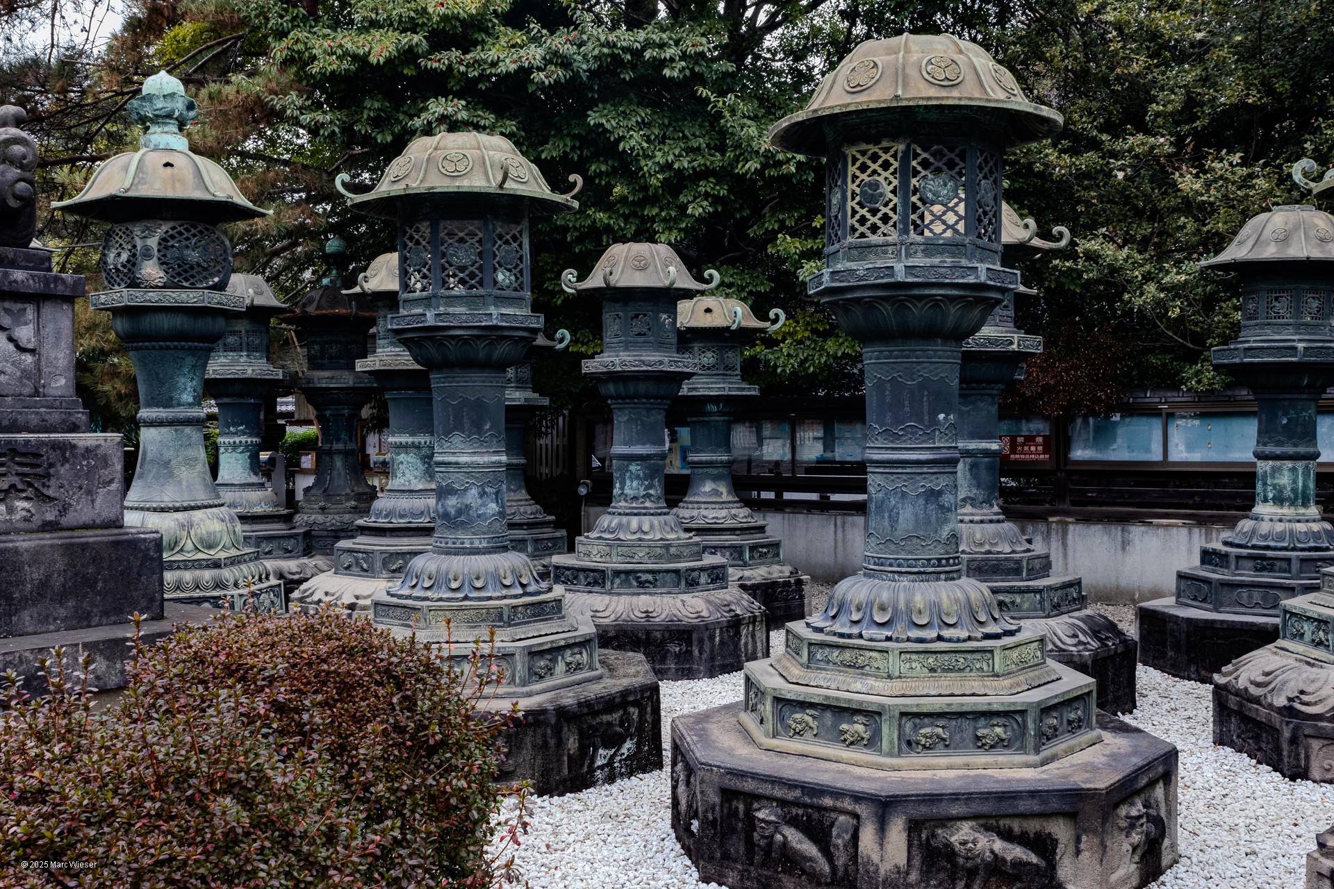 Rangée de lanternes traditionnelles bordant le temple du parc Ueno