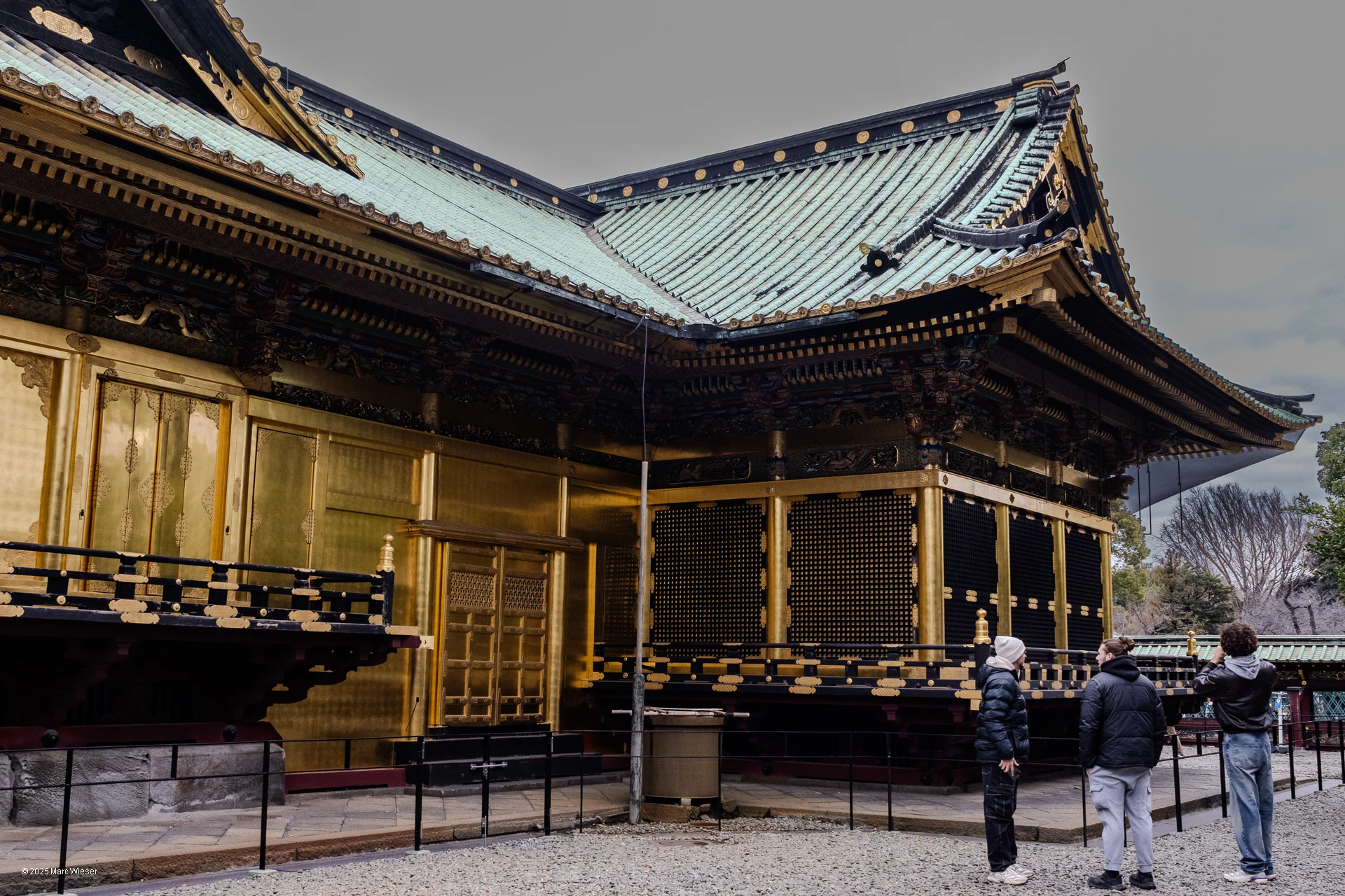 Trois touriste prenant en photo le temple du parc Ueno