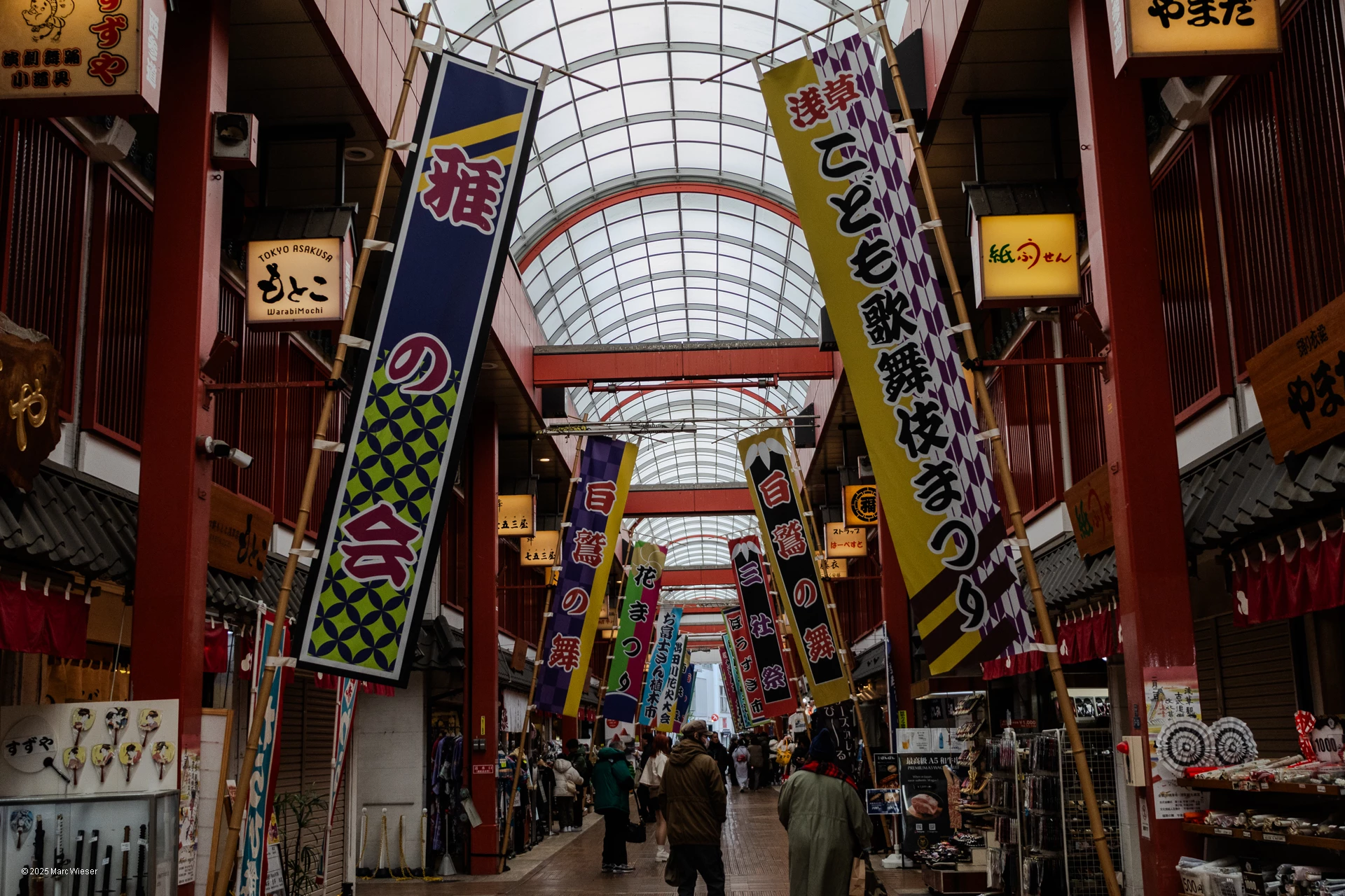 Une allée marchande bordant le temple Asakusa