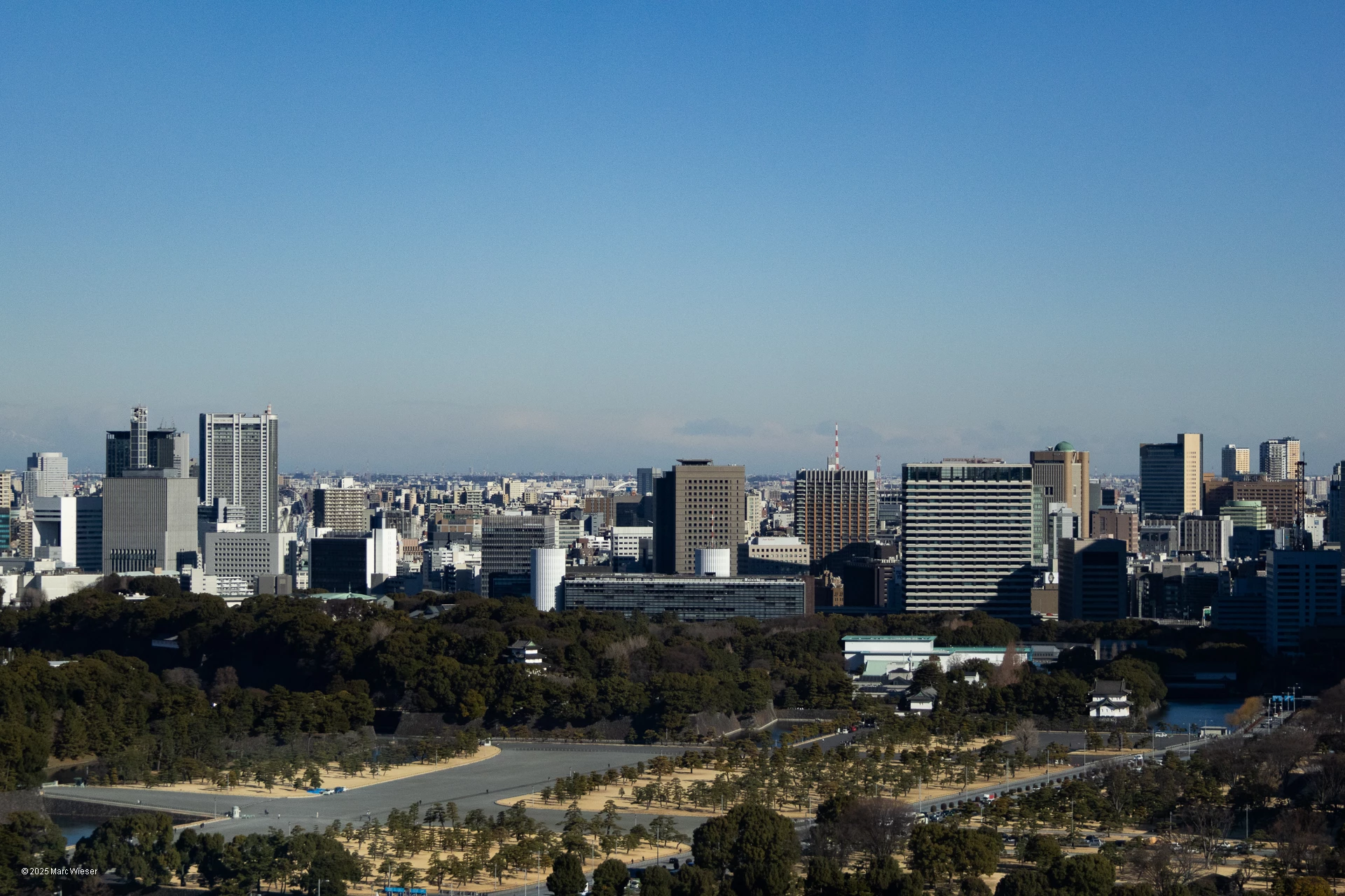 Vue depuis les étages du parc impérial de Tokyo, les grattes ciels en fond