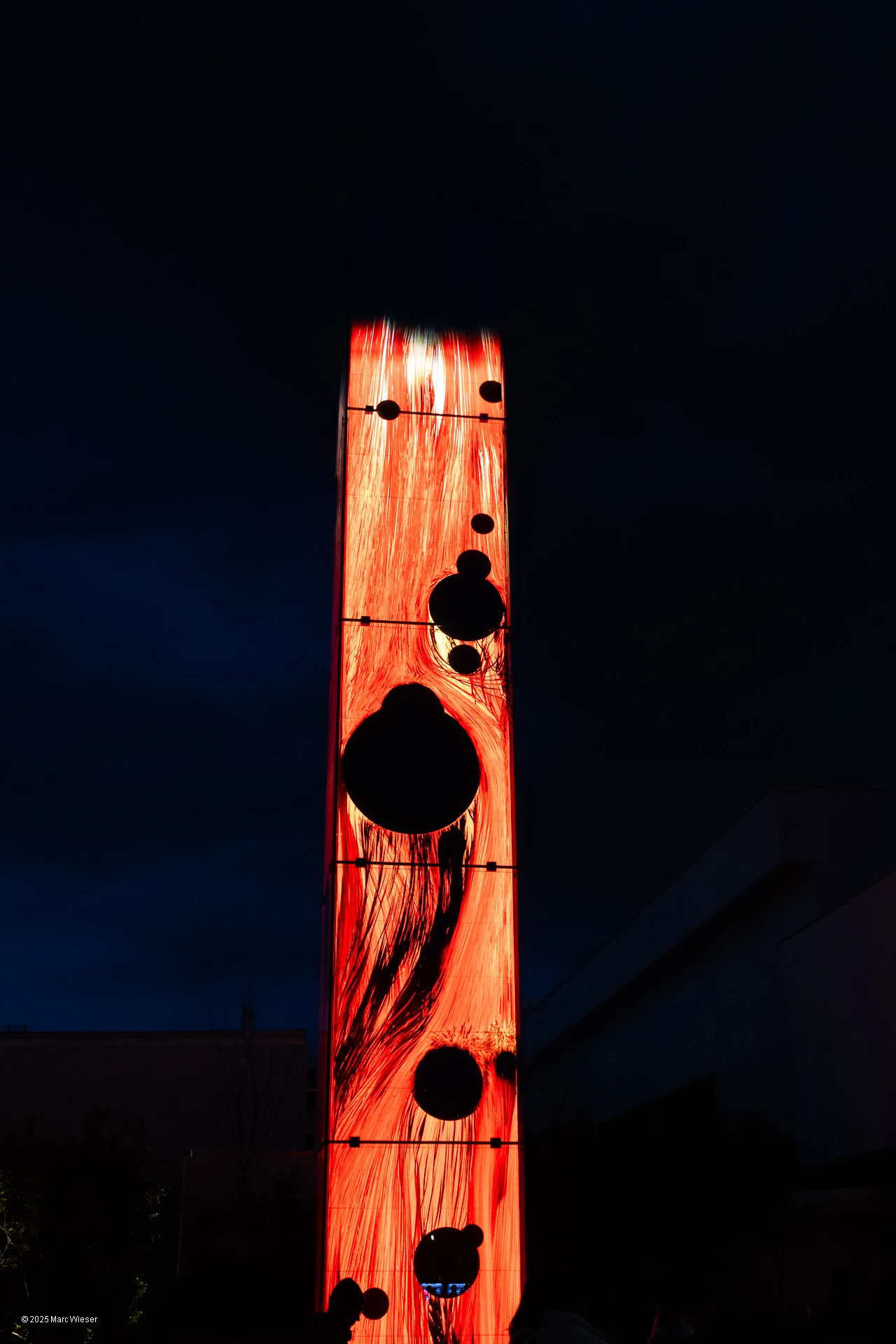 Tour lumineuse de nuit à l’entrée de Teamlab planets : la tour se confond dans les nuages