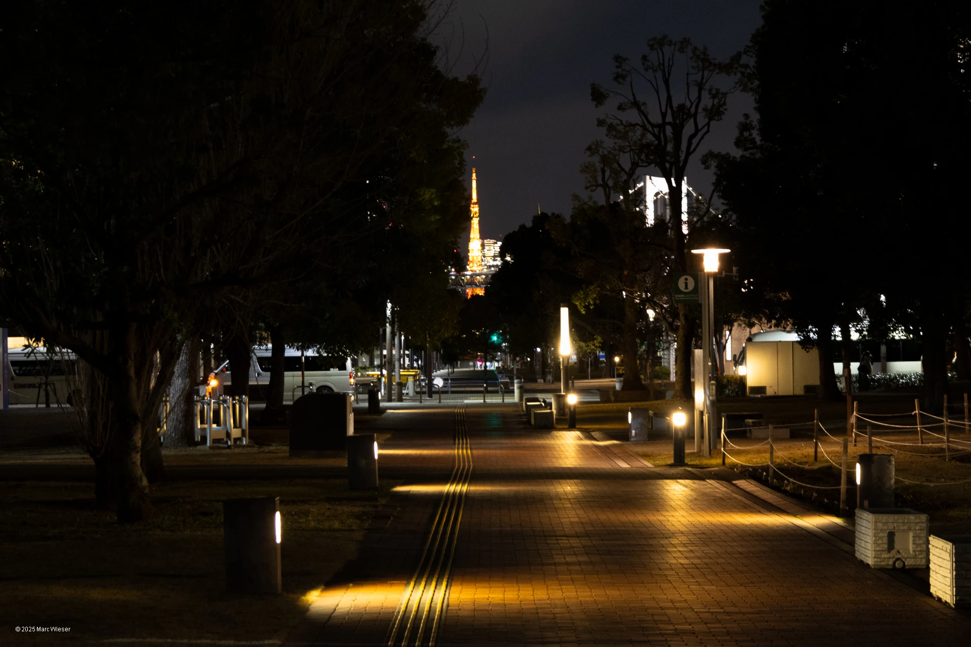 Une allée de Odaiba de nuit