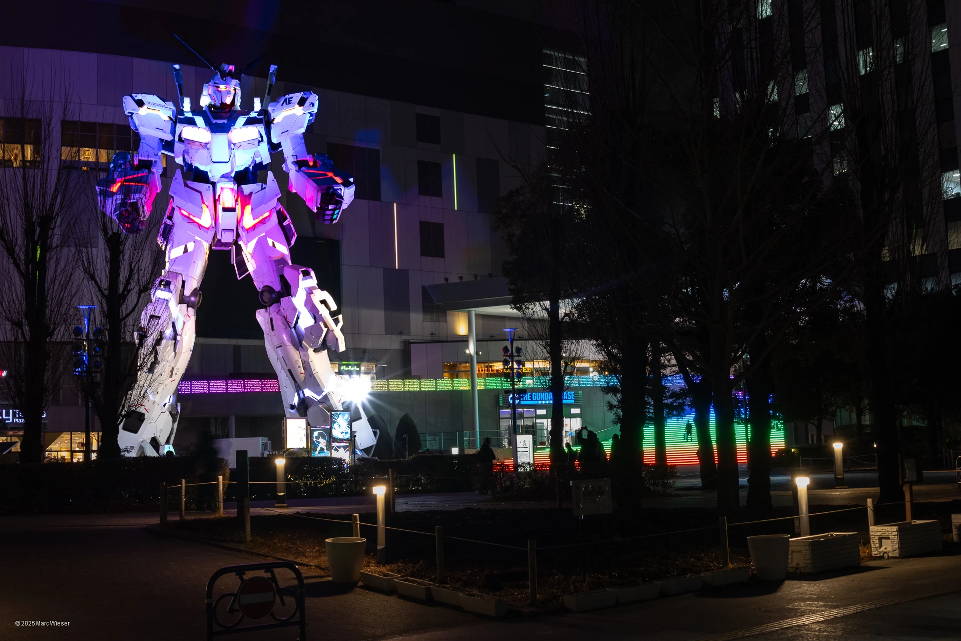 Le Gundam gigantesque à côté des escaliers arc-en-ciel d’Odaiba