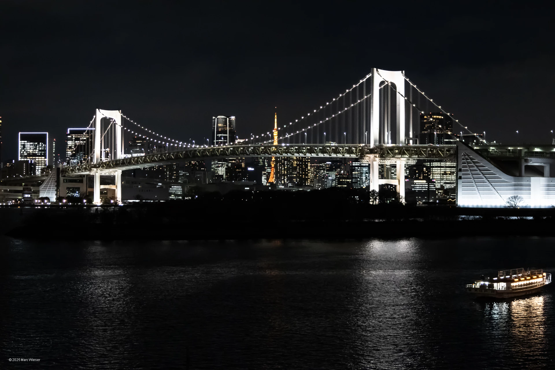 Le Rainbow bridge habillé de blanc devant Tokyo. Ce jour la, le rainbow bridge ne sera jamais arc-en-ciel