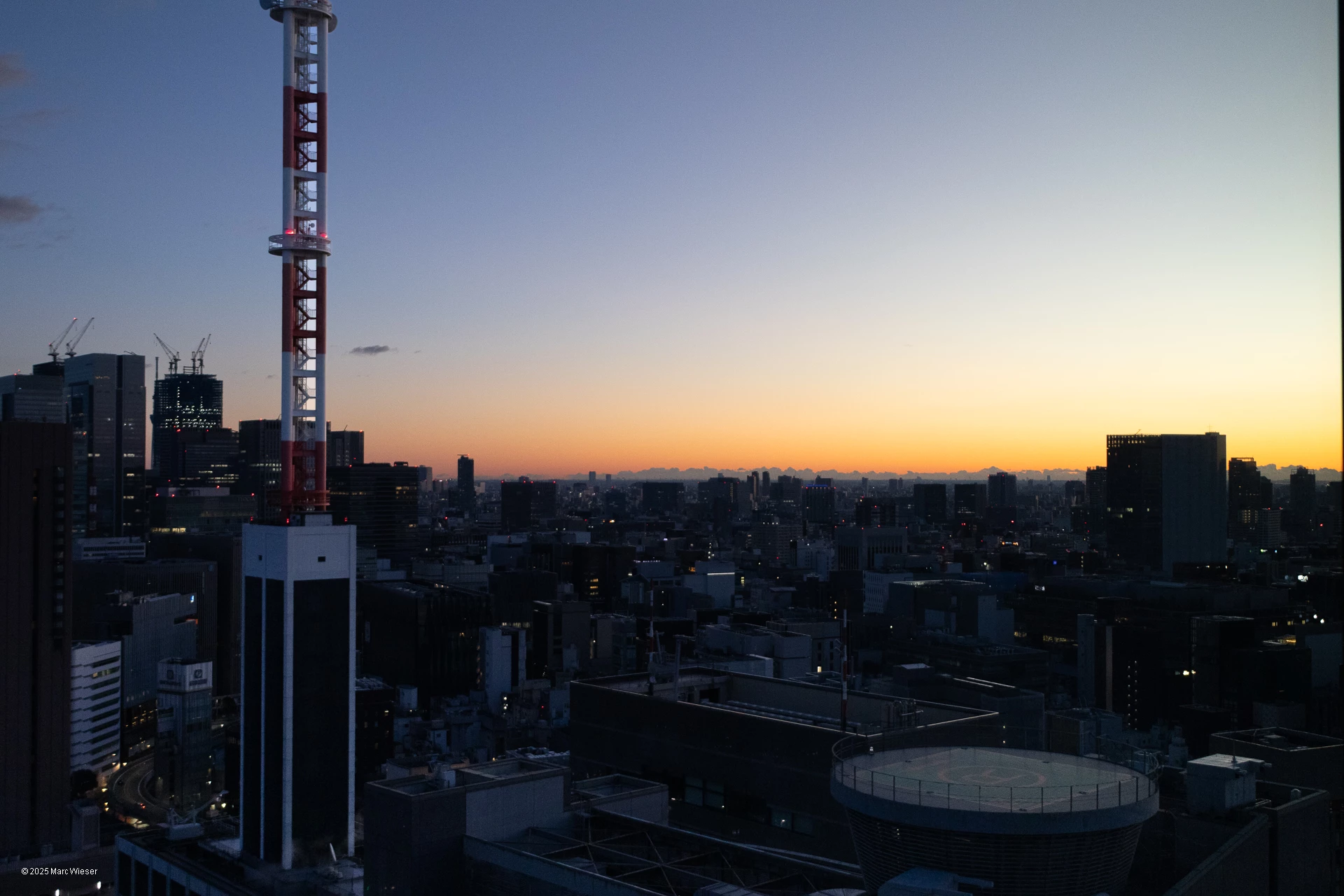 Vision aerienne de nuit des grattes ciels de Tokyo
