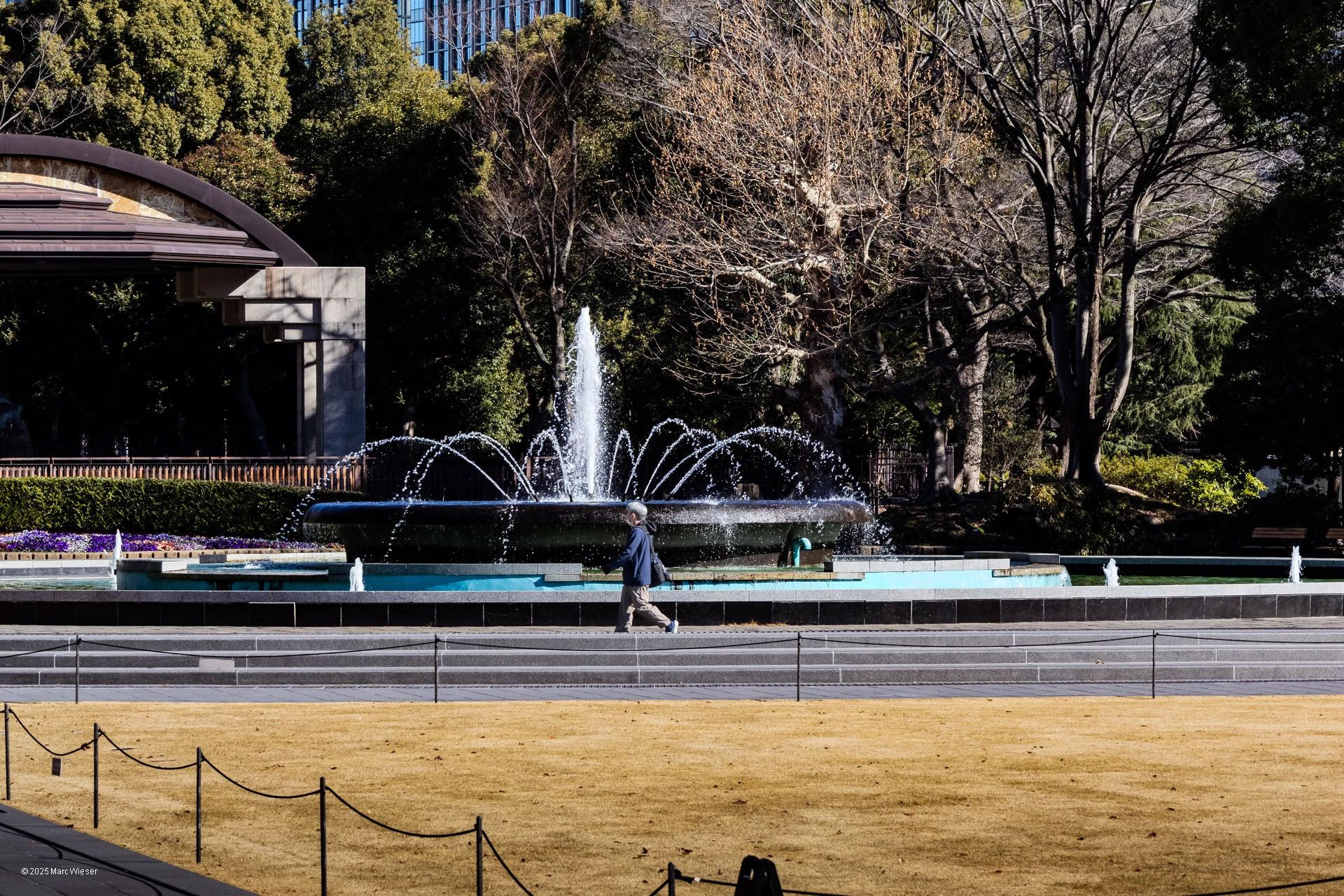 Passant depuis la fontaine du parc Hibiya