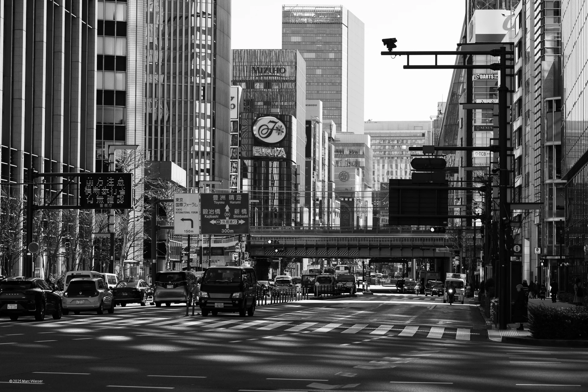 Photo en noir et blanc d’un boulevard bordant le parc impérial