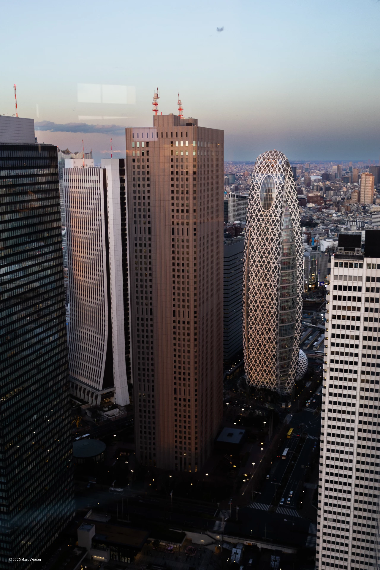 Vue des grattes ciels environnant la mairie de Tokyo