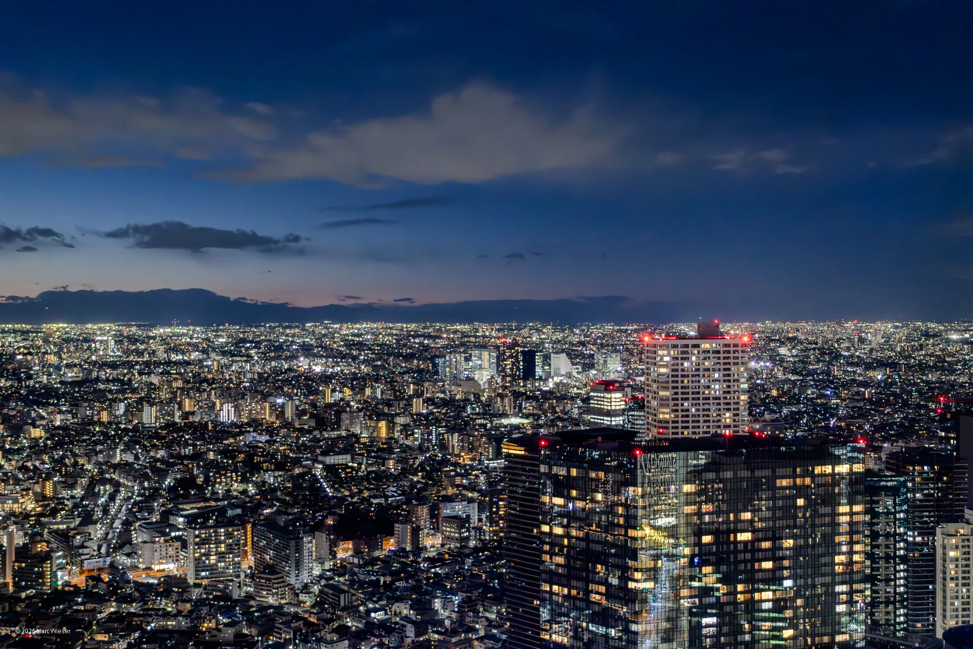 Vue sur la skyline Tokyoite de nuit du 60ème étage (autre point de vue)