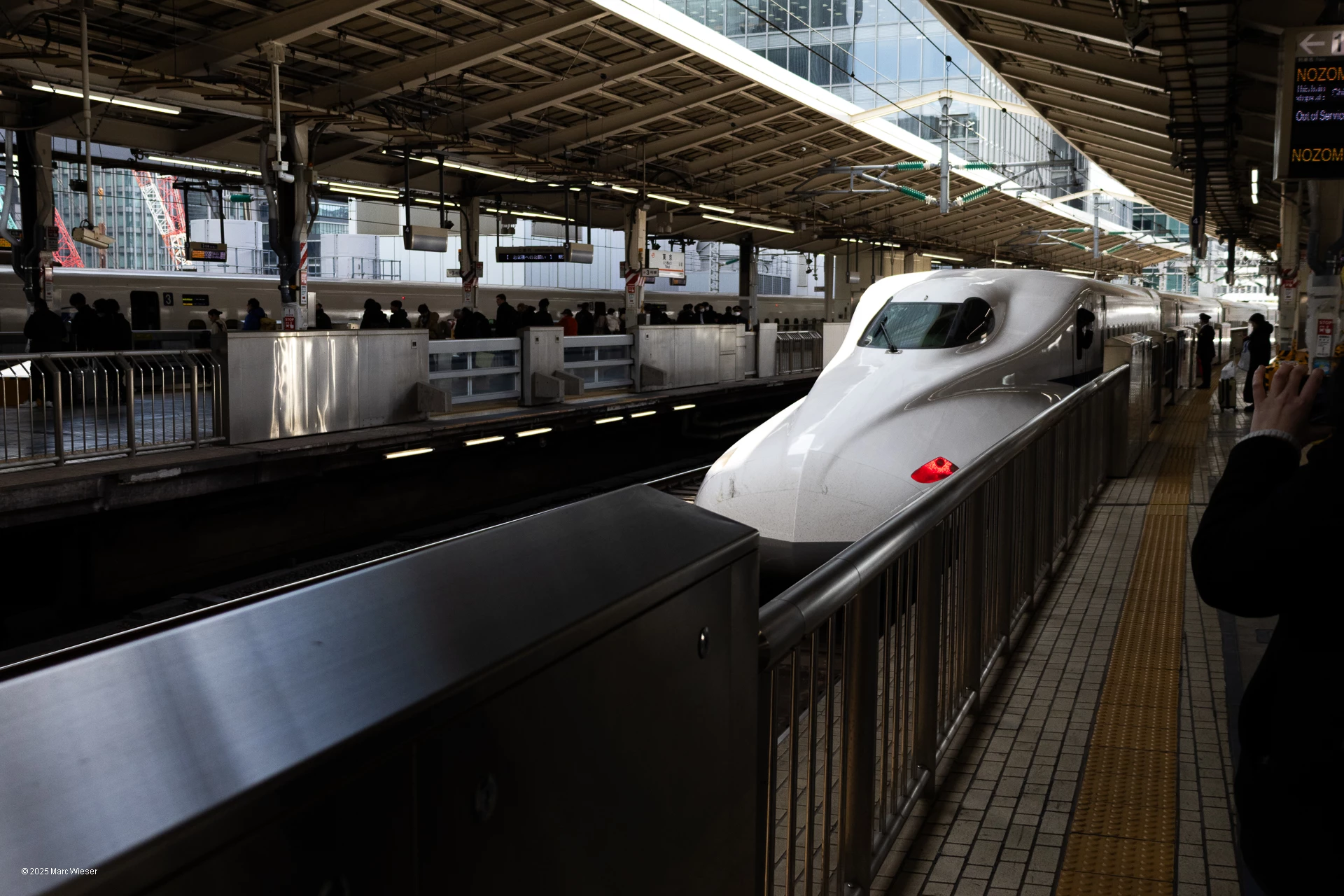 Le Shinkansen partant de la gare
